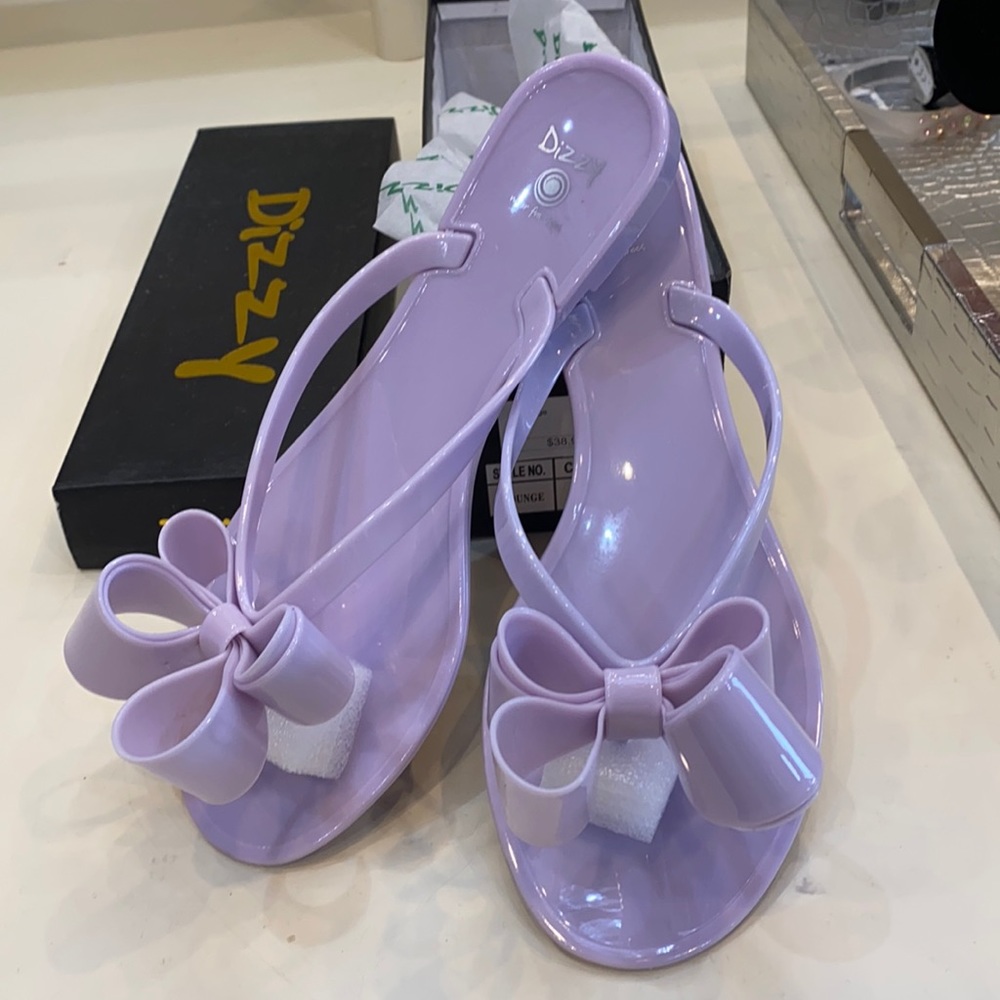 NWT dizzy rubber flip flops